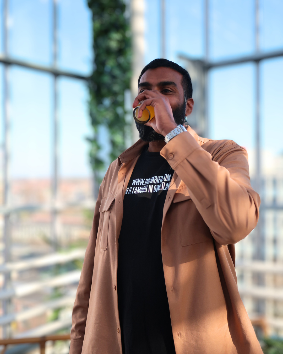 viresh drinkt speciaalbier