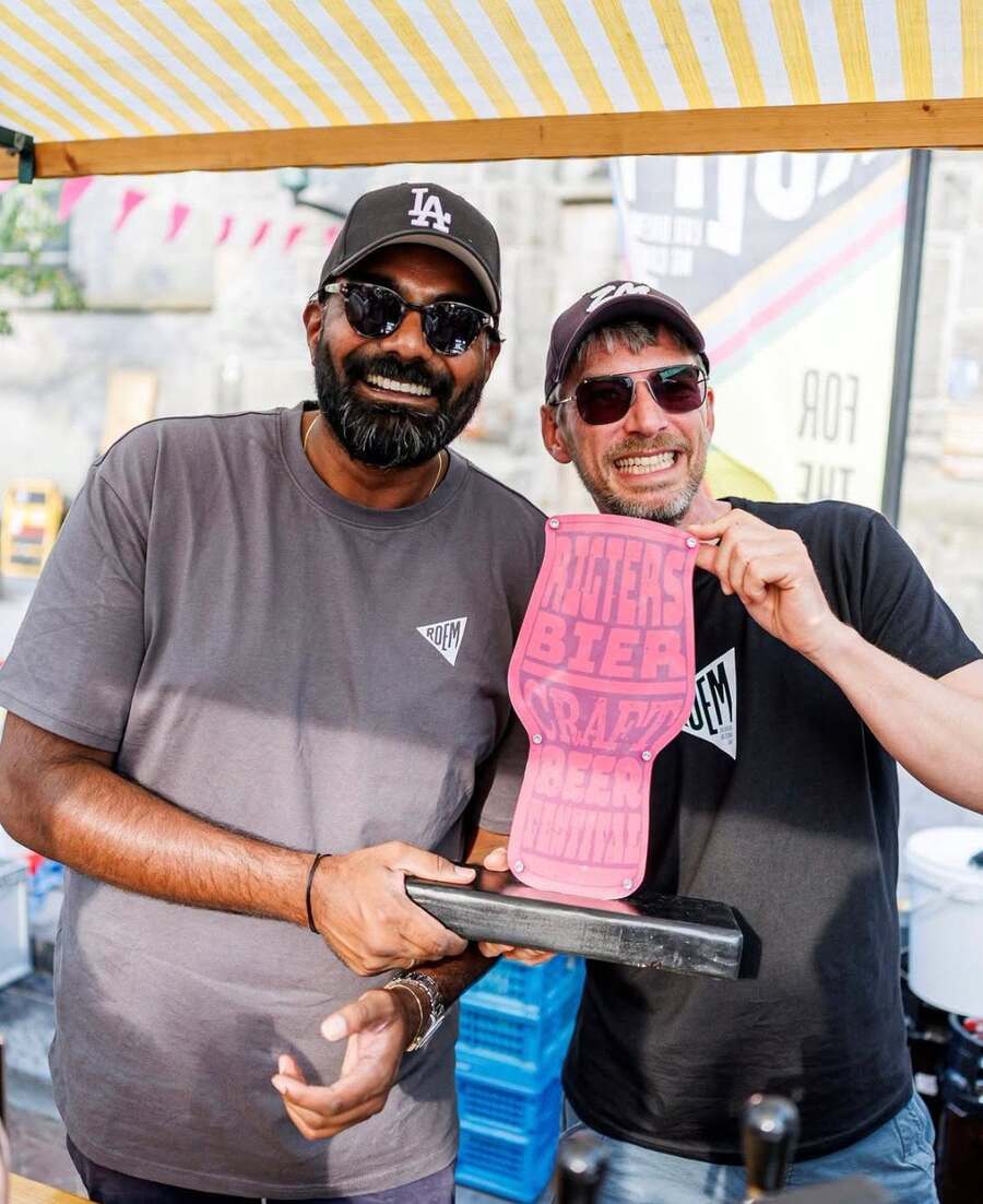 Twee mannen van brouwerij ROEM houden de oorkonde voor beste bier van het Rigters Speciaalbier Festival omhoog